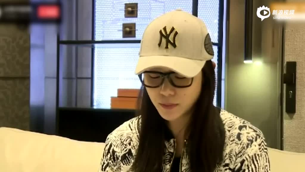 视频：林丹出轨女主开发布会道歉 抽泣承认错误