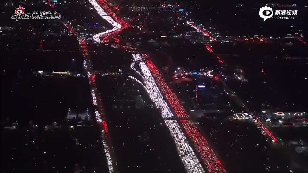 航拍感恩节前洛杉矶大堵车 红白配堵得没脾气