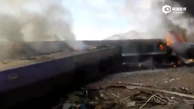伊朗两客运火车相撞 现场浓烟滚滚