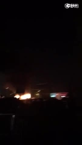 现场:北京地铁9号线停车场发生火灾 10辆车烧尽