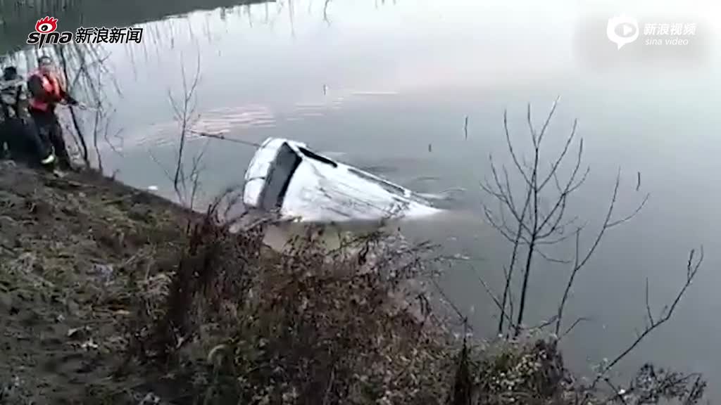 湖北鄂州一客车落水致18死 打捞现场曝光