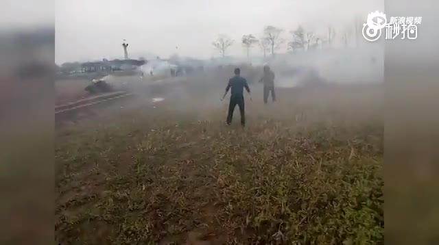 湖南永州两村村民起纠纷 对射烟花互扔石块