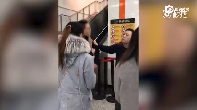 实拍男子地铁猥亵女乘客 被热心乘客扭获