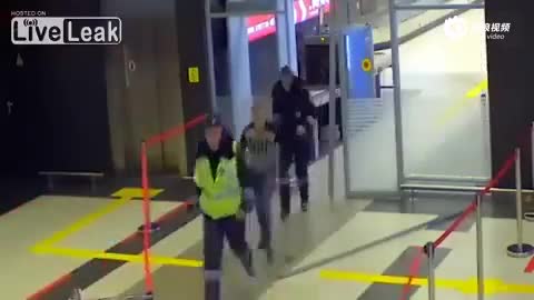 战斗民族醉酒司机开车闯机场 大厅里横冲直撞