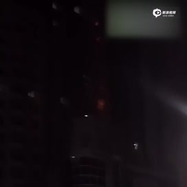 北京通州一栋住宅楼起火引燃近10层 约百人疏散