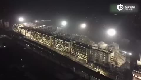 汉口滨江商务区爆破：19栋楼10秒内全被“放倒”
