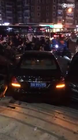 杭州街头5辆豪车连撞 宝马奔驰全撞毁