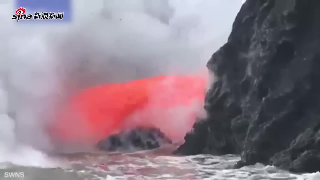 火山岩浆喷涌流入大海 游客几米外拍照围观