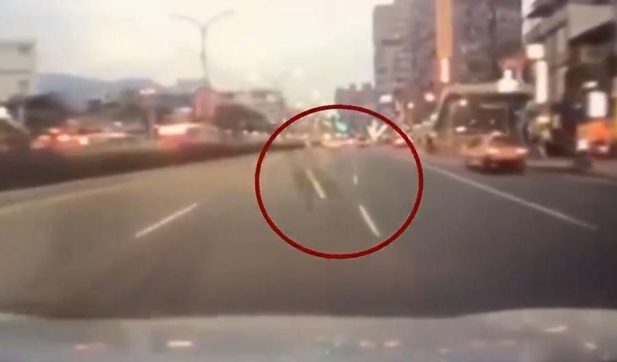 祸从天降！台湾男子开车遭无人机“袭击” 