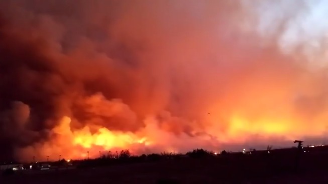 实拍：美国中西部丛林大火蔓延 火光冲天