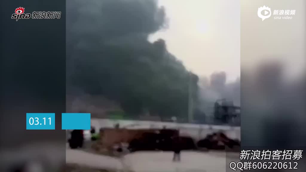 河南新乡县化工厂爆炸 浓烟漫天农户玻璃震碎一地