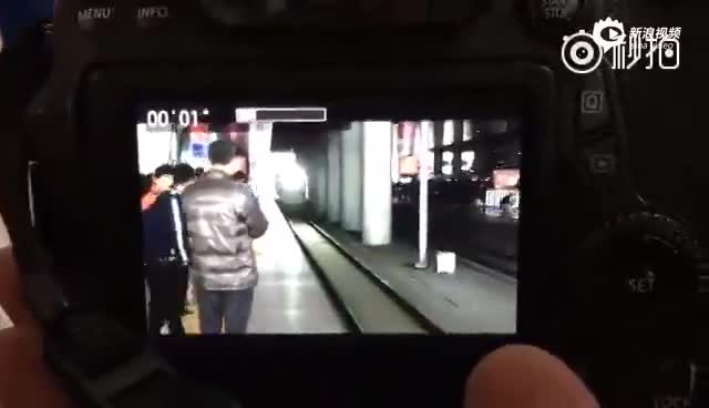 南京男子翻越站台未果被卡 事发瞬间视频曝光