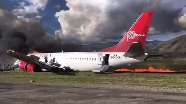 现场：秘鲁载141人客机着陆时起火 黑烟滚滚