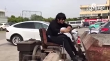 视频：逗比！韩寒开拖拉机模仿极速飙车