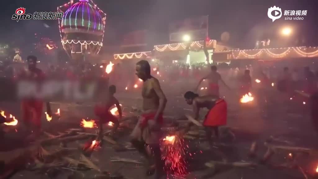 现场：印度教信徒聚集 点燃火把庆祝节日 