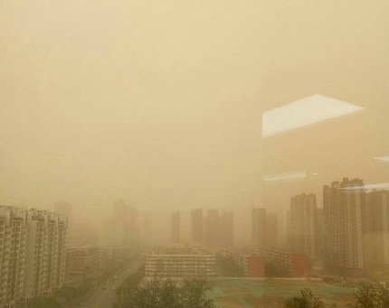 现场：沙尘席卷北京 黄天漫漫似“雾都”