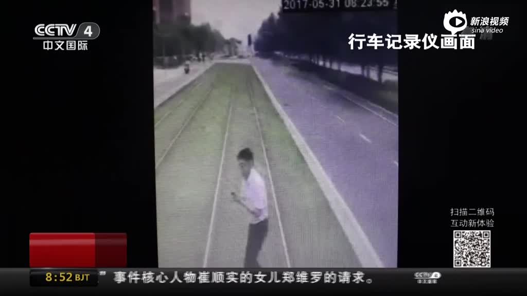 看手机穿轨道 江苏市民被有轨电车撞伤