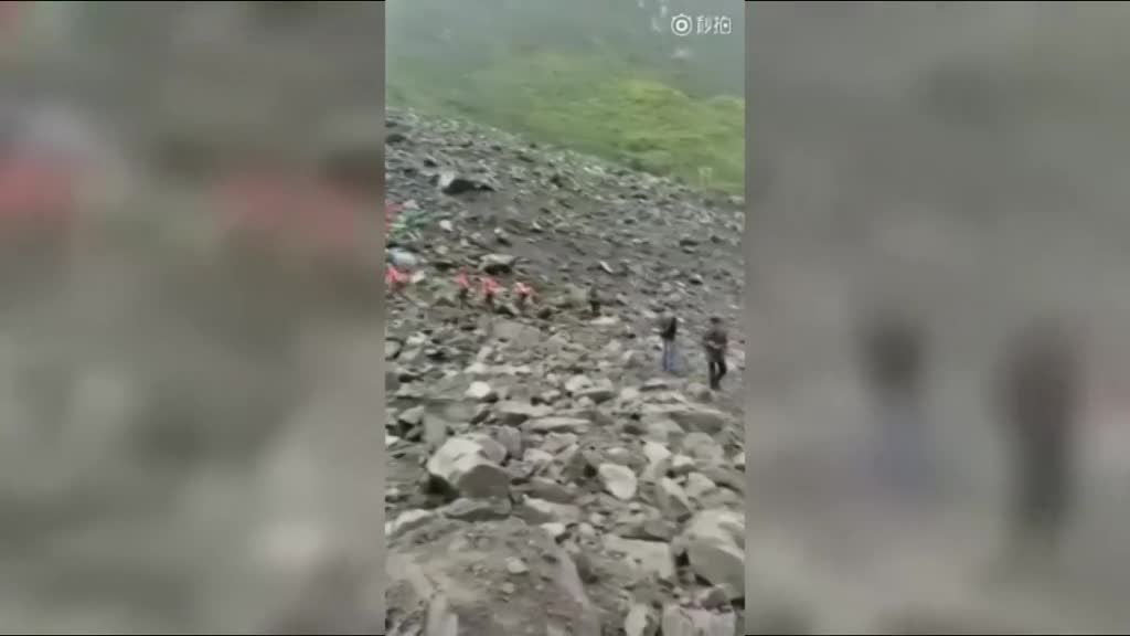 四川阿坝山体垮塌现场救援: 100余人被掩埋 