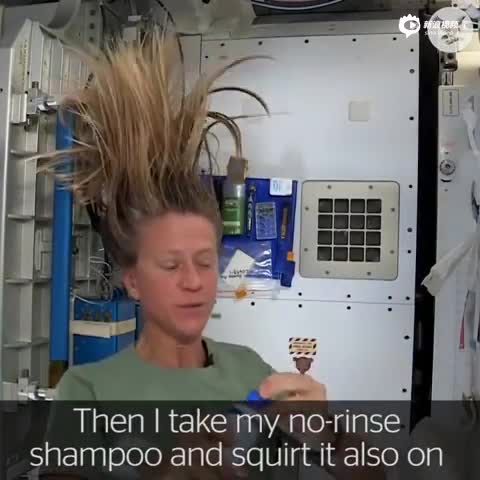 女航空员展示如何在太空洗头