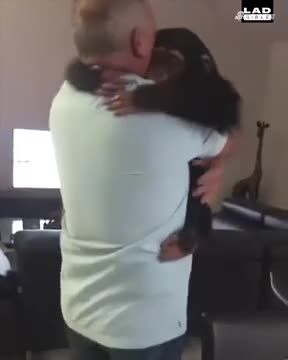 视频：再次遇到救命恩人 小猩猩尖叫求抱抱