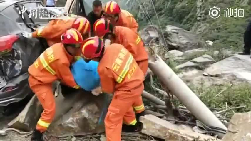 视频：山石滚落砸中车辆 3人遇难7人受伤