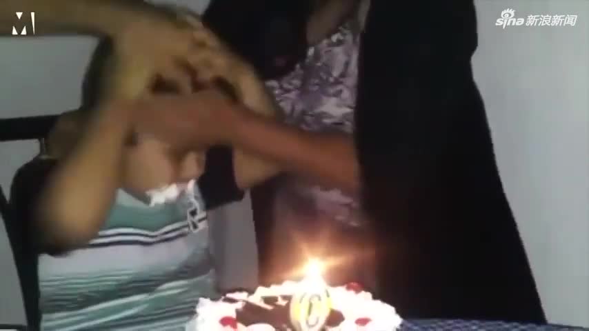 视频：男孩低头吃点蜡烛蛋糕 头发被点燃