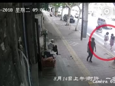 视频：疑检查员故意“诬陷”环卫工！女子街头扔烟头并拍照