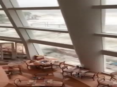视频：台风“山竹”致海水倒灌 深圳一酒店大门被冲垮