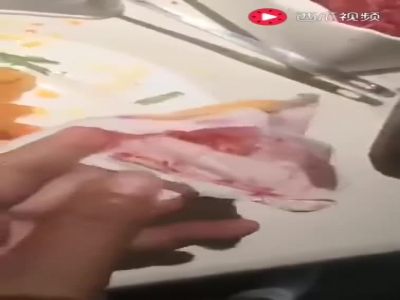 视频|深圳海底捞火锅内疑现卫生巾 顾客：开始以为是肉