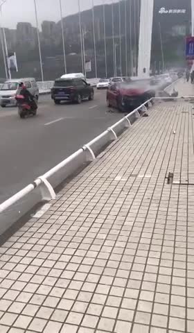 视频：重庆一大巴车冲入长江 伤亡不明