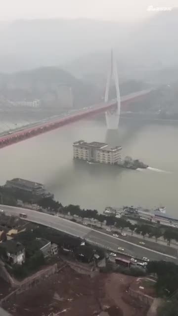 视频-重庆5层楼水上漂 海事部门：餐饮船搬迁