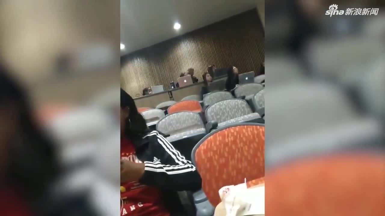 视频|黑人学生脚踩前座椅子 美白人教授报警将其赶