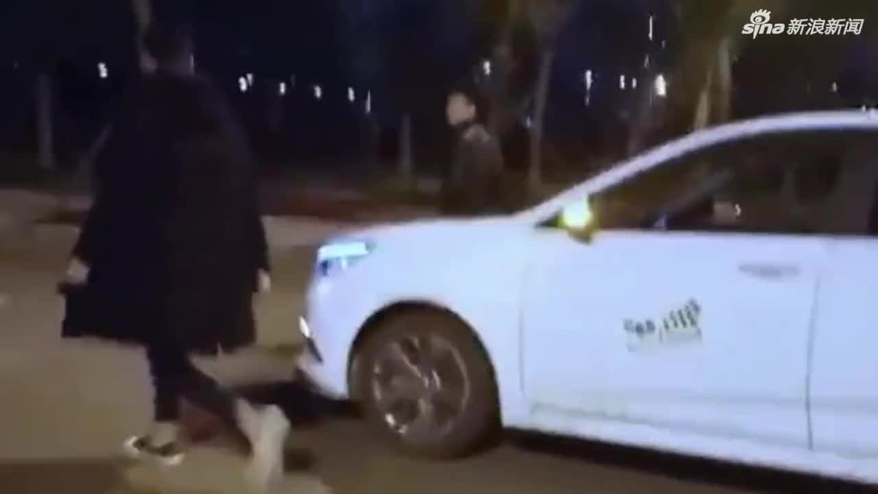 视频：为拍爆款视频 男子驾车途中跳车跟随步行被举
