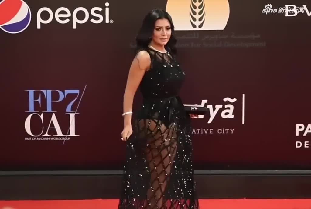 视频：因穿透视服装出席电影节 埃及女演员或面临五