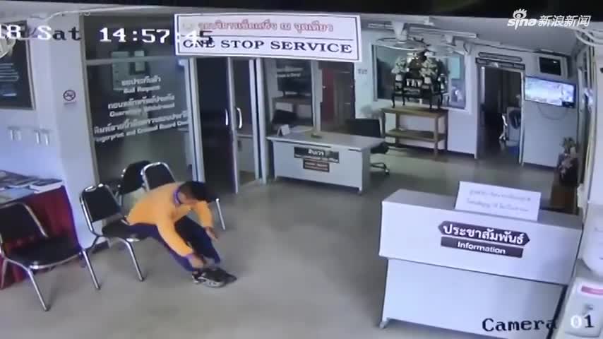 视频：泰国男子遭毒蛇攻击 用脚跺踩后徒手抓起