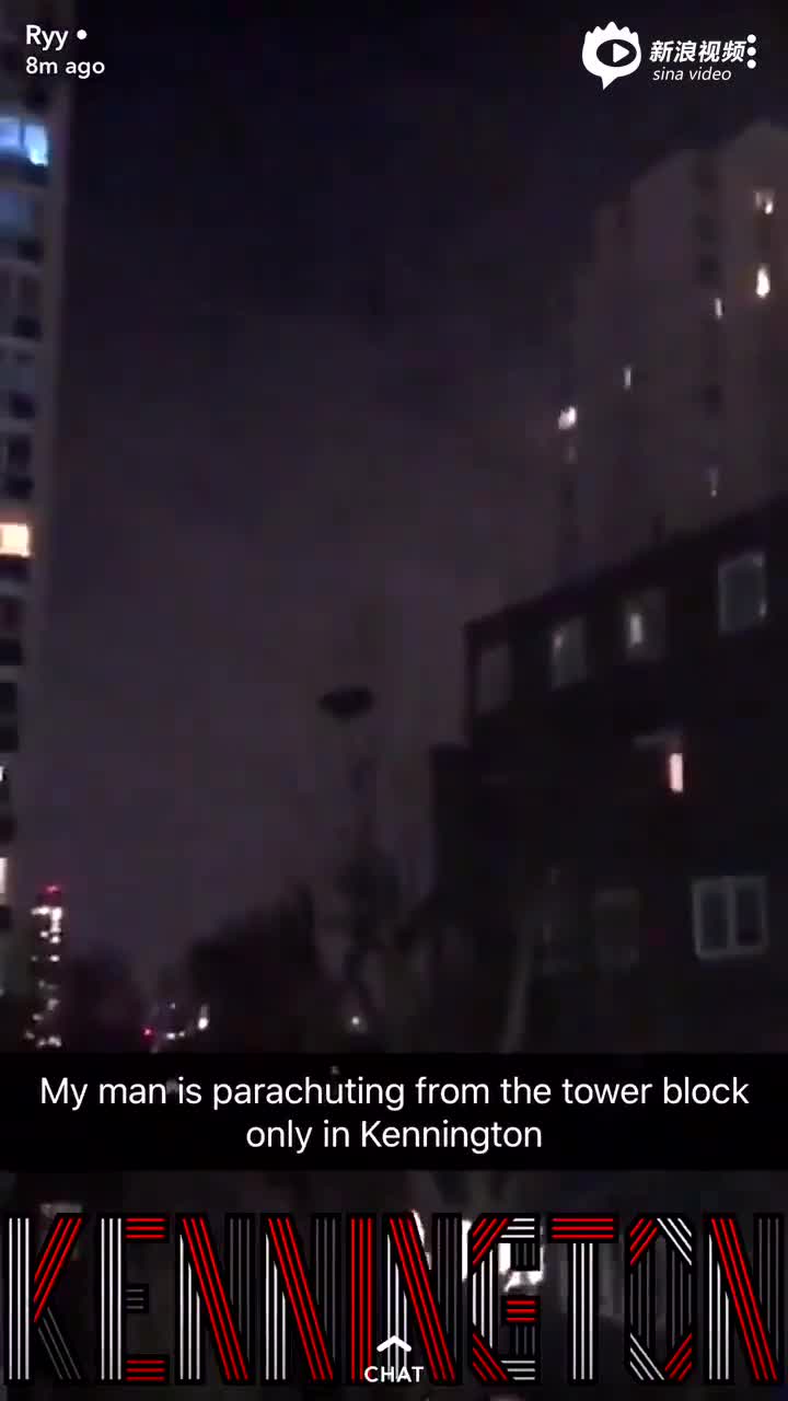 视频-这是什么操作？男子深夜从伦敦高层公寓上跳伞