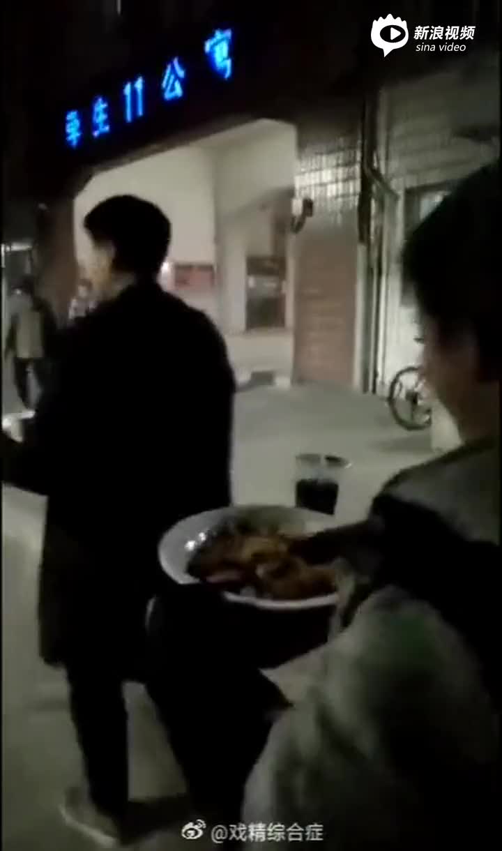 视频:北航食堂晚饭时着火 学生淡定端着餐盘走出