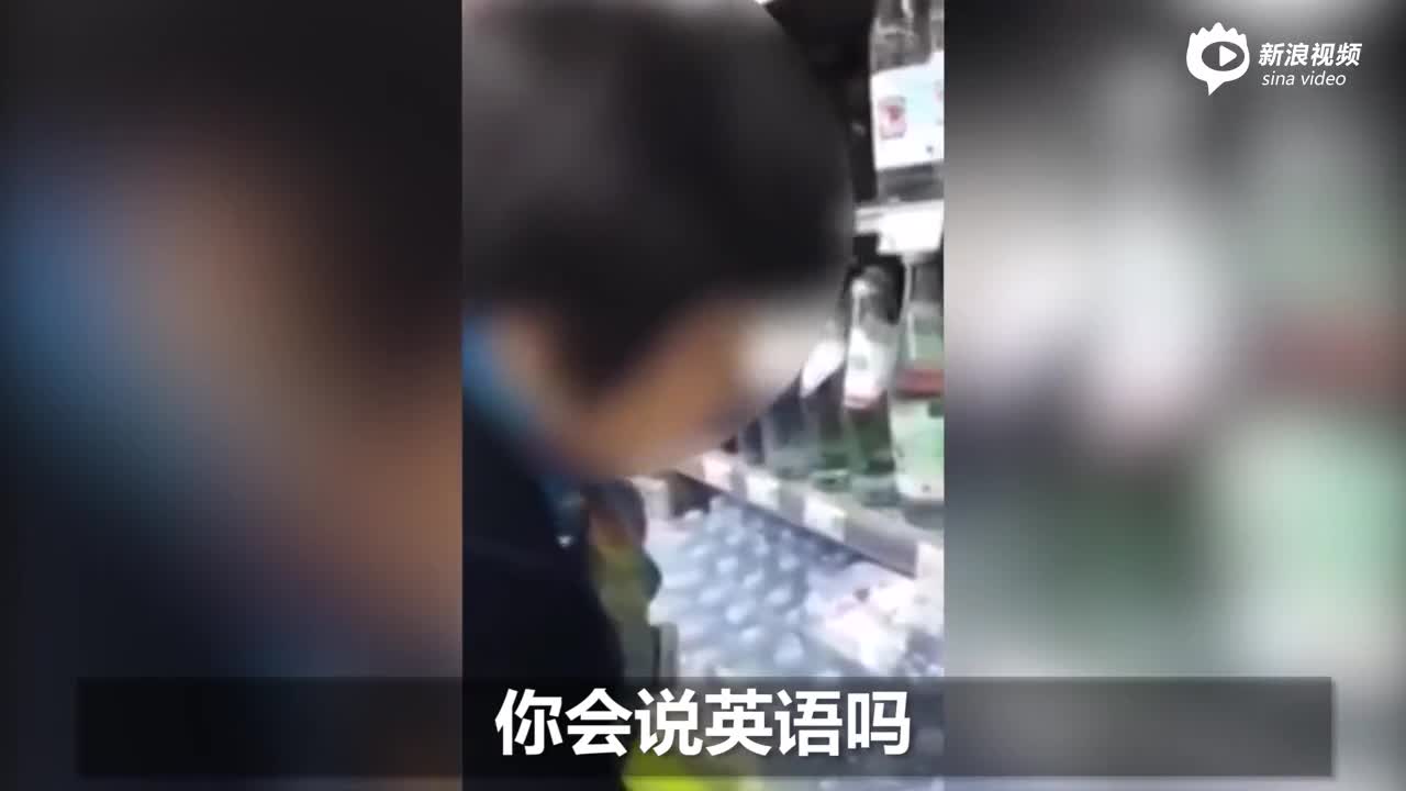 视频-中国大妈米兰购物被辱：傻X中国人给你一枪