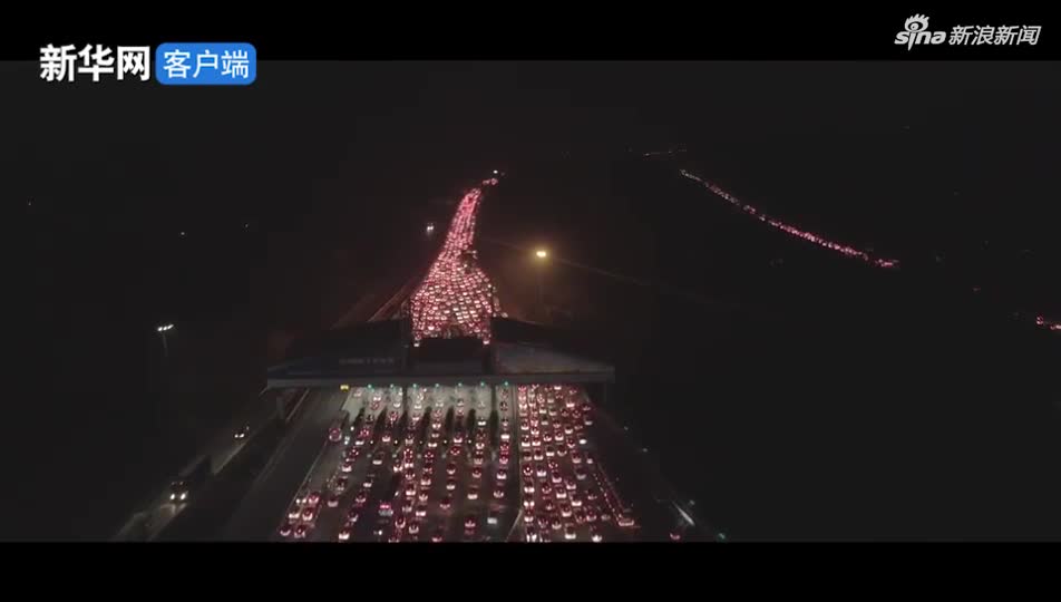 视频：京港澳高速春运现“火龙”奇景 7万车辆排5