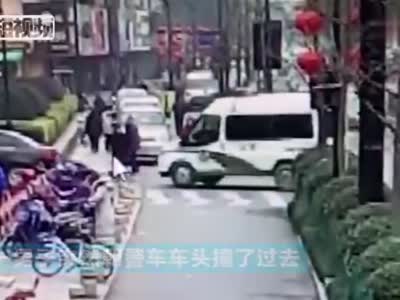 视频-警察都懵了！杭州小伙碰瓷警车被控制