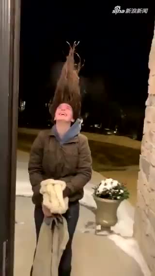 视频：寒潮有多猛？美国一女子洗完头未擦干 头发瞬