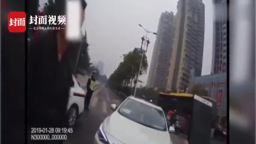 视频：男子自制牛B8888车牌上路 民警惊呆