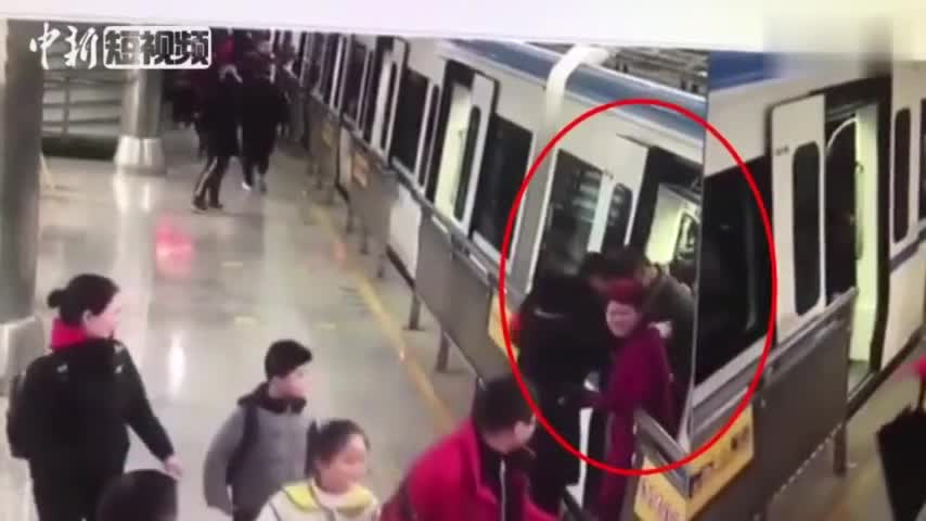 视频-暖！地铁突然重新开门 只为等候老人下车
