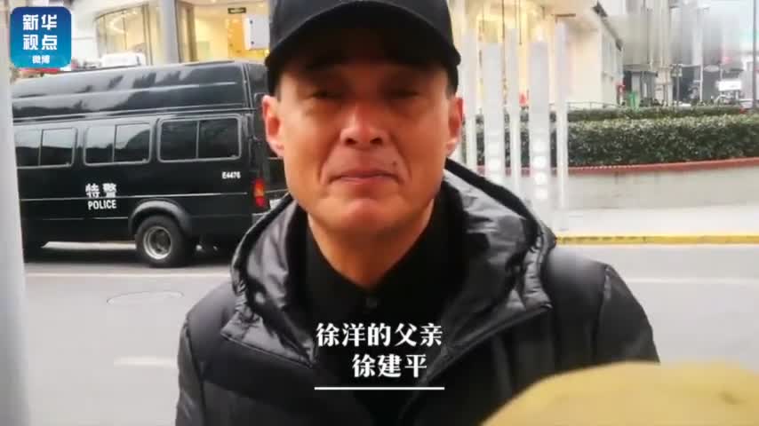 视频：泪目！武警排长春节执勤不能回家 老兵父亲隔