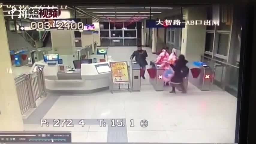 视频：暖心！女子携3大袋玩偶出站 小哥帮忙搬运被