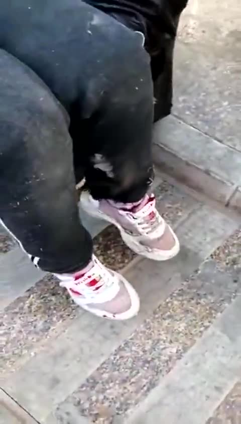 视频：揪心！两小女孩放鞭炮引下水道爆炸 一女孩右