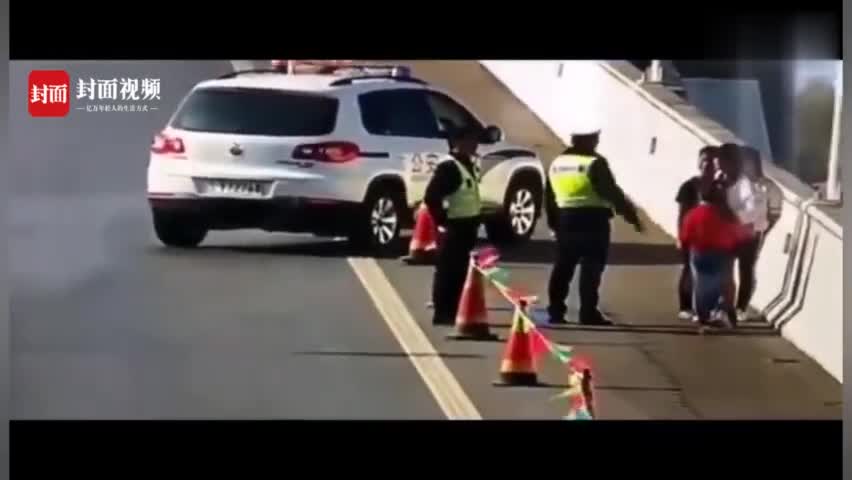 视频：用生命拍摄？女子带着孩子高速路上跳舞 交警