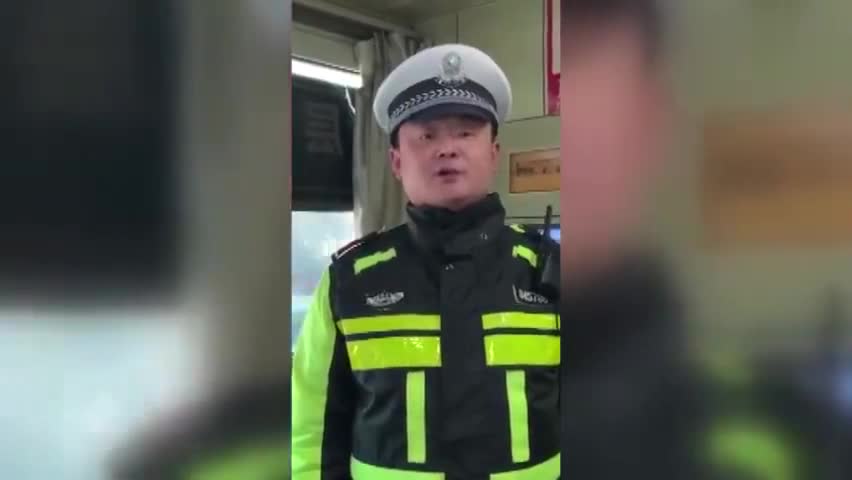 视频：外卖小哥无证驾驶被查处 交警帮他送外卖