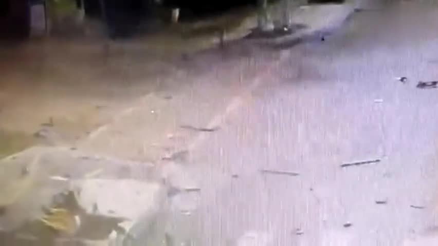 视频：惊险！失控路虎冲破护栏与路人擦肩而过 酒驾