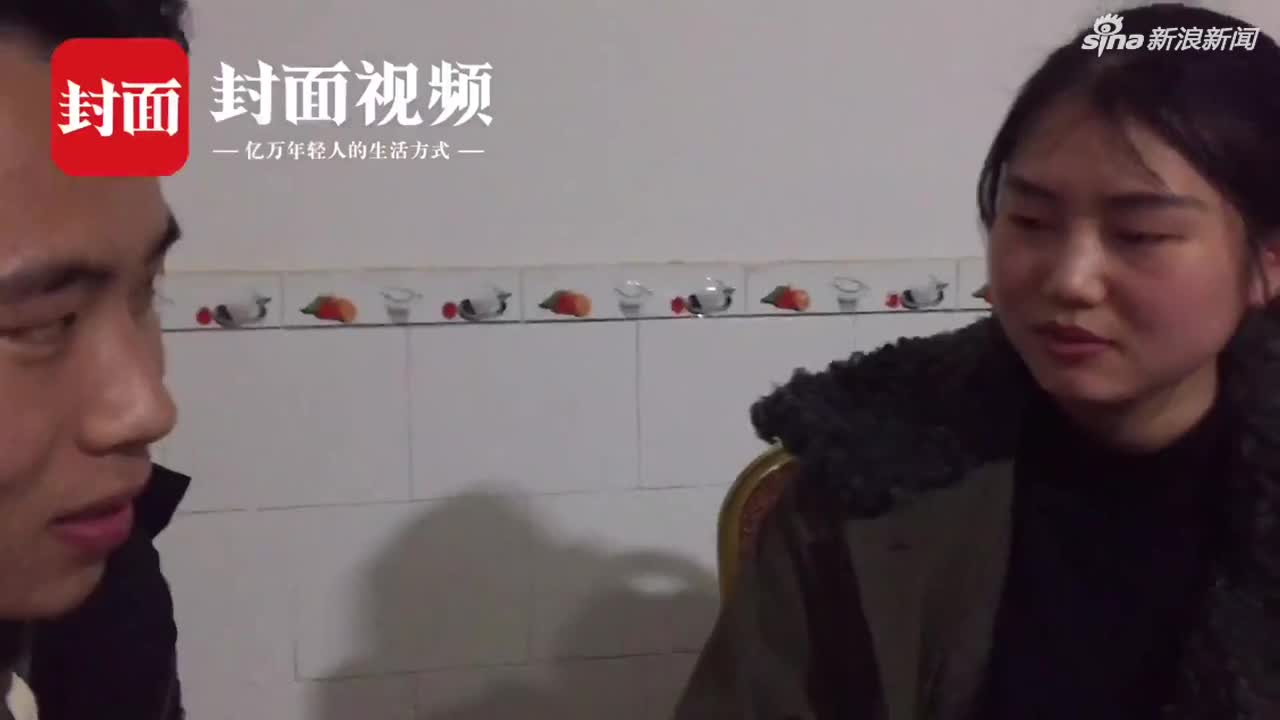 视频-四川姐弟饭桌上开启“斗辣椒”模式 弟弟吃着